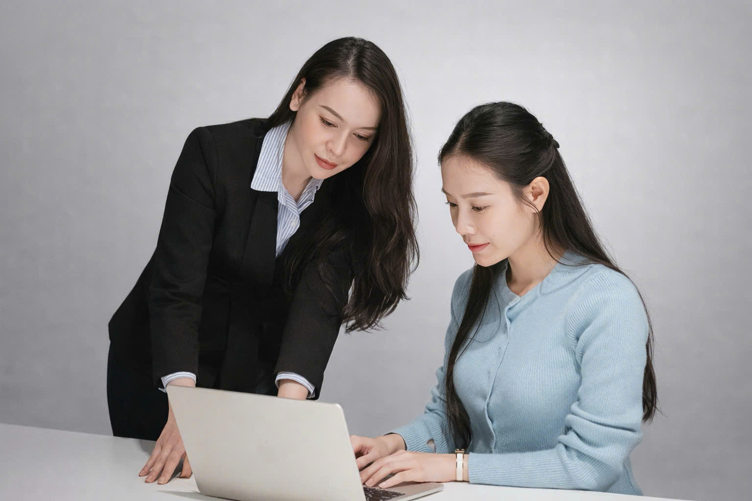 Nguyễn Mỹ Lệ hướng dẫn học viên trong buổi coaching